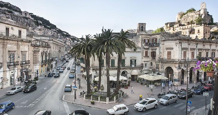 Modica: rapina, lesioni e minacce. Arrestate due persone