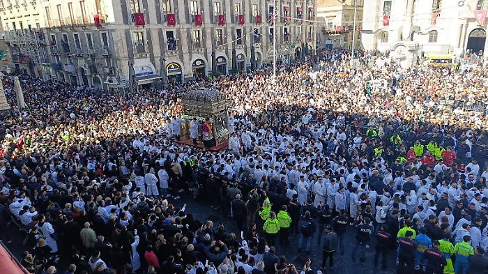 Ritardi, folla e polemiche, ma Sant&rsquo;Agata vince ancora: la festa dei 900 anni conquista Catania