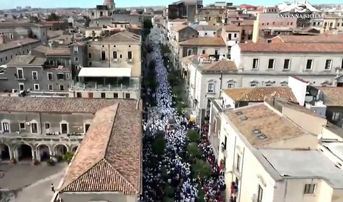 Sant'Agata, la salita di San Giuliano alle 11 tra un "fiume" di gente e devoti