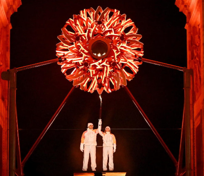 Olimpiadi:  lo show che celebra il talento italiano.  Compagnoni-Tomba e Thoeni-Goggia ultimi tedofori