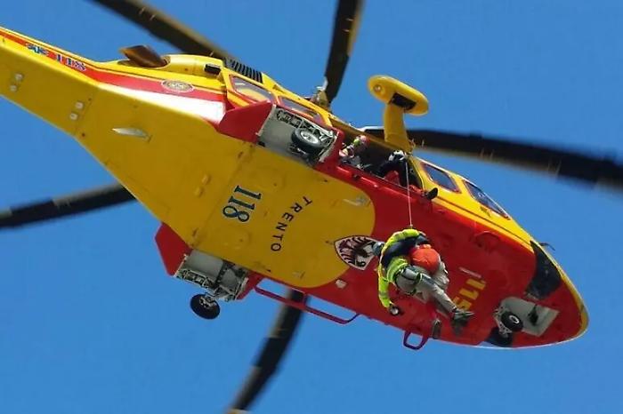 Valanga travolge quattro scialpinisti: ricerche in corso