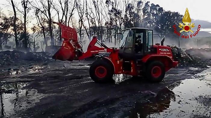 Spento dopo quattro giorni l'incendio nell'impianto di plastica di Campofelice di Roccella