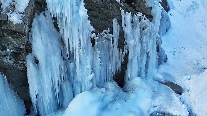 Nel ventre del ghiaccio: tragedia a Lillaz, muore uno scalatore sotto la volta gelata