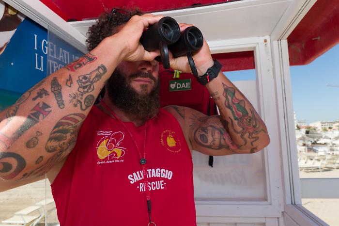 Bagnini, la svolta dell&rsquo;estate 2026: in torretta solo maggiorenni