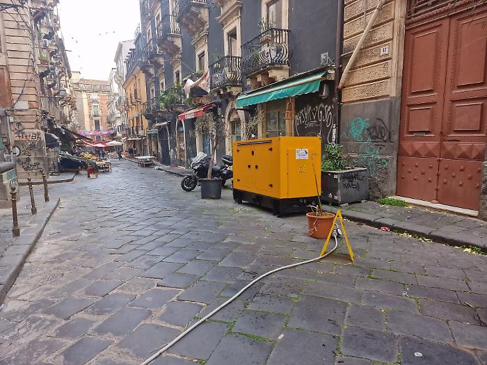I ladri di rame colpiscono ancora: al buio e senz'acqua varie attivit&agrave; del centro storico di Catania