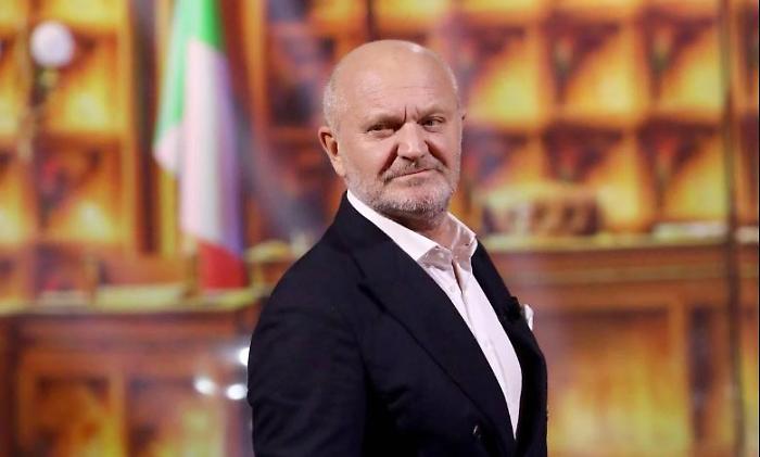 Sanremo senza Pucci: il microfono vuoto della terza serata e la risata che divide l&rsquo;Italia