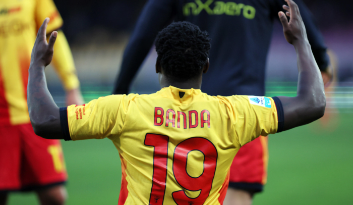 La punizione a giro di Banda in zona Cesarini regala al Lecce 3 punti salvezza e frena l'Udinese 