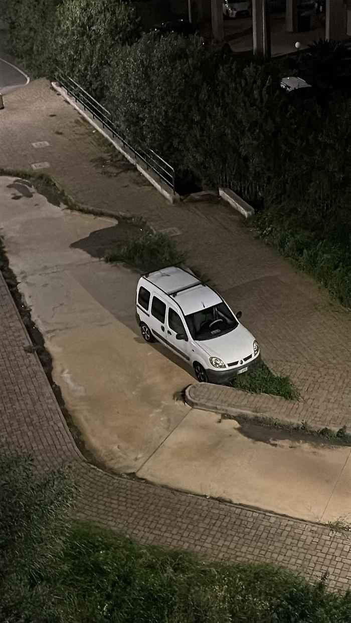 Librino pista ciclabile utilizzata per parcheggiare