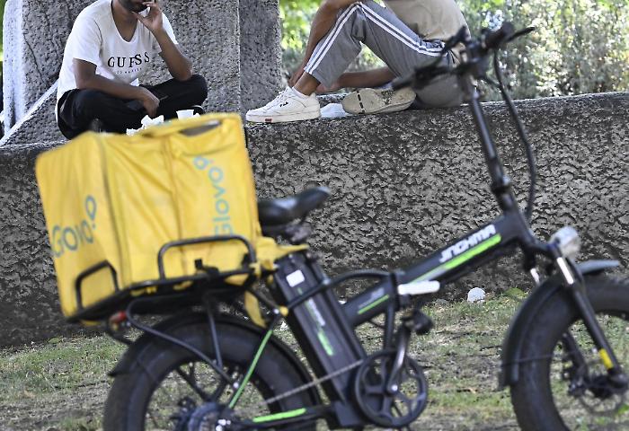 &ldquo;Paghe da 2,50 euro a consegna&rdquo;: perch&eacute; Foodinho-Glovo finisce sotto controllo giudiziario per caporalato