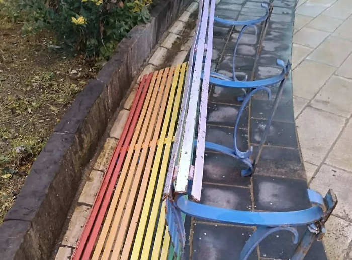 Divelta la panchina Arcobaleno a Vittoria: un gesto che ferisce l'intera citt&agrave;
