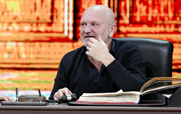 Andrea Pucci e l&rsquo;onda d&rsquo;odio: la satira sotto assedio a Sanremo