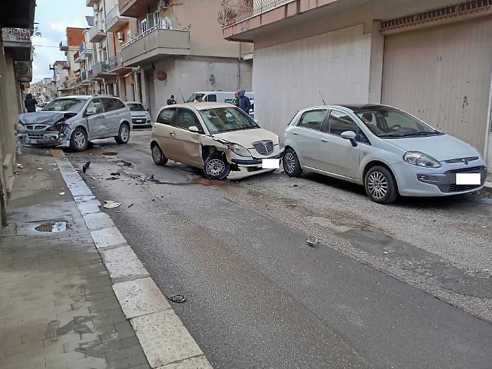 Vittoria, scontro violento in centro: tre auto coinvolte