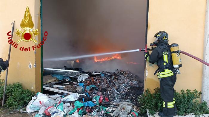 Capannone abbandonato in fiamme a Misterbianco: bruciano scarti e rifiuti 