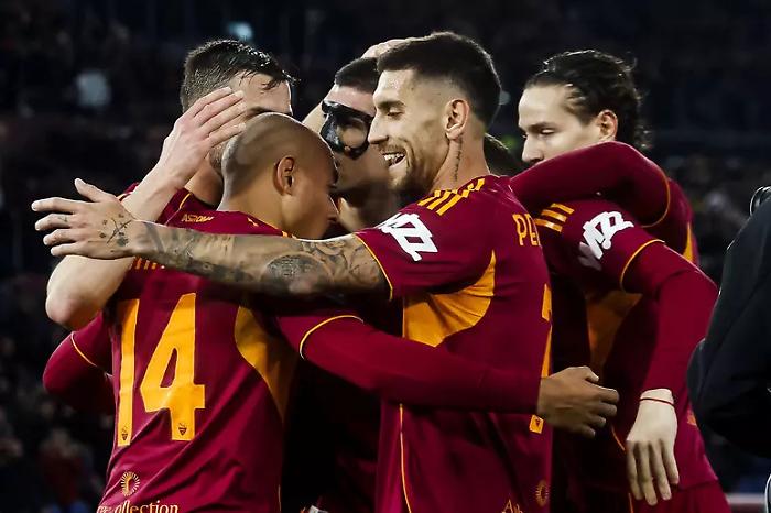 Malen show all'Olimpico: doppietta e la Roma batte il Cagliari 2-0