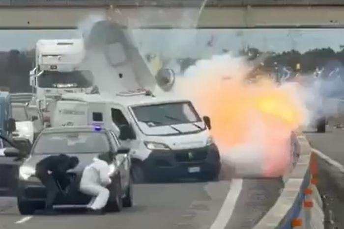 Assalto al portavalori con l'esplosivo nel Brindisino: il video dei banditi in azione sulla Superstrada  
