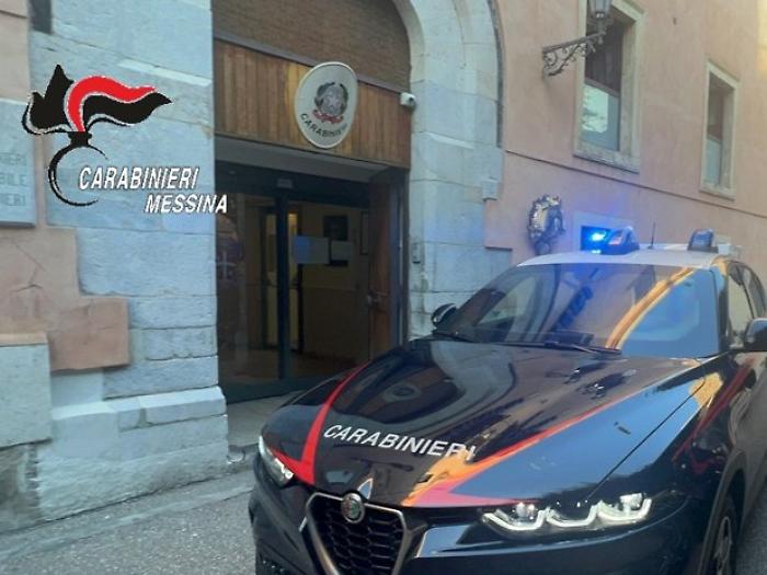 Taormina, terrore in casa: spinge la moglie dal balcone dopo anni di violenze. Arrestato 29enne