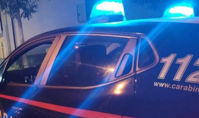Richiama un uomo da fare sospetto e viene pestato: maresciallo dei carabinieri finisce in ospedale