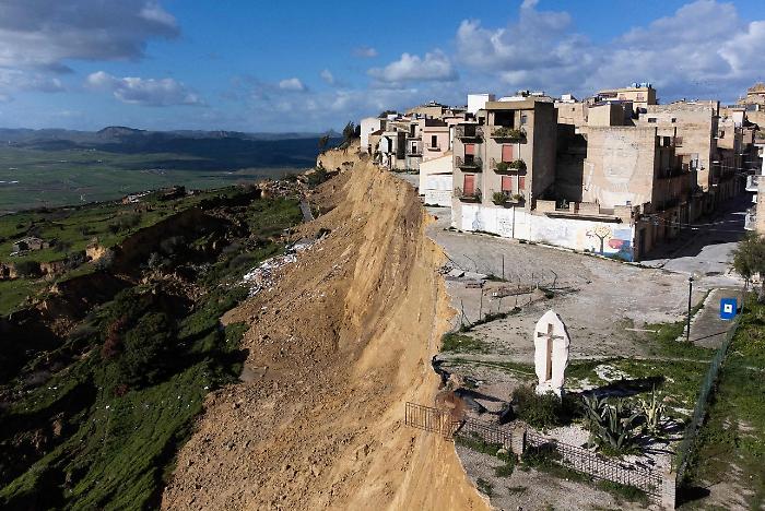 Niscemi, l'inchiesta entra nel vivo: gioved&igrave; la task force della Procura sul fronte della frana