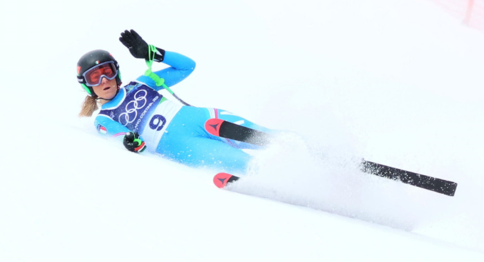 Sofia Goggia cade nella discesa della combinata a squadre