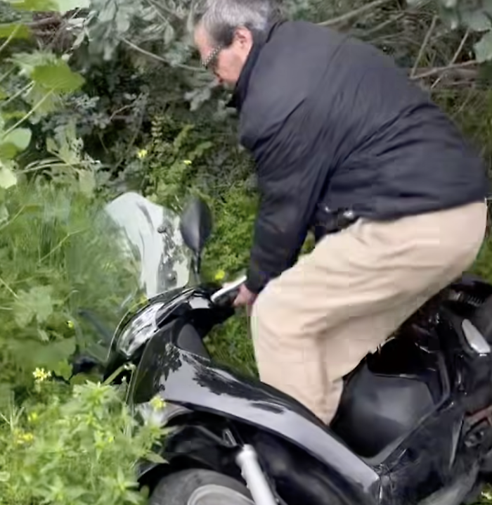 Ruba uno scooter ma i social lo incastrano, costretto ad abbandonare la moto