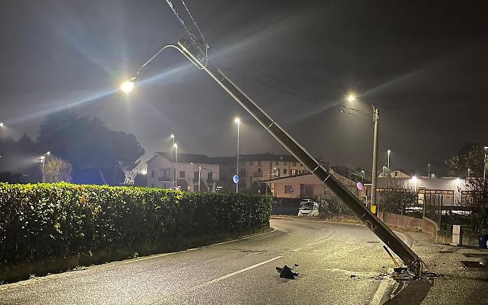 Modica, cade un palo della luce in contrada Quartarella: traffico deviato