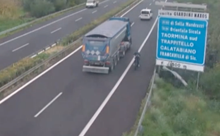 Contromano in A18 con una bicicletta elettrica: giovane fermato dalla Polizia Stradale