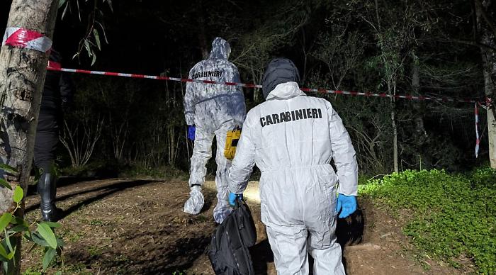 Trovato sepolto il cadavere di una donna scomparsa, il figlio: &laquo;Ho sotterrato io il corpo&raquo; 