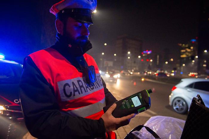 Tasso alcolemico al doppio del limite: operaio denunciato e patente ritirata dopo lo schianto
