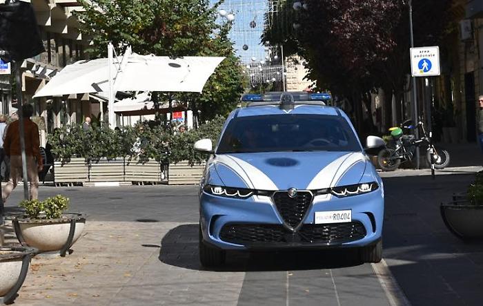 Ragusa, la polizia arresta un 18enne catanese: nell'auto droga e una pistola pronta a sparare