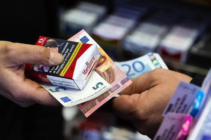 Terza ondata di rincari sui tabacchi: cosa cambia dal 13 febbraio e perch&eacute; non &egrave; l&rsquo;ultimo aumento