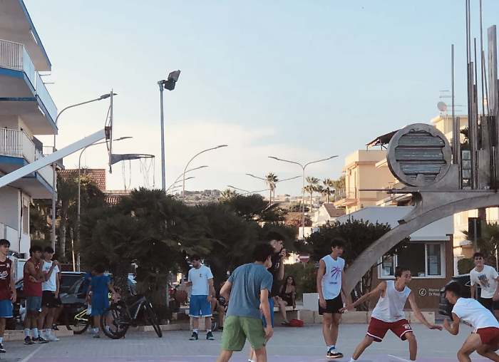 Marina di Ragusa, giocare in piazza con i canestri: &egrave; uno dei luoghi pi&ugrave; iconici della frazione