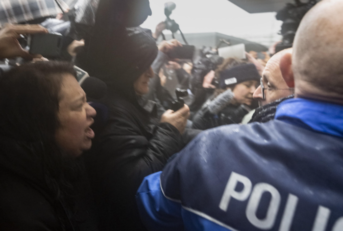 &ldquo;Guardateci negli occhi&rdquo;: scontro a Sion tra famiglie delle vittime e coniugi Moretti. Nuovi interrogatori e antiche omissioni nella strage di Crans-Montana