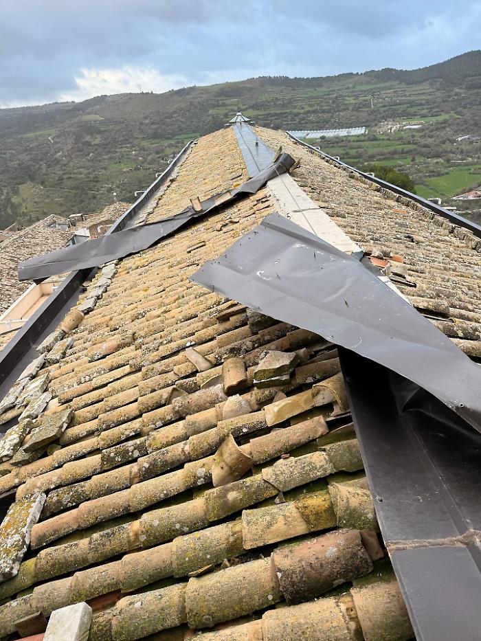 Raffiche di vento a Monterosso Almo, si staccano le lamiere in metallo della chiesa di San Giovanni: "Situazione pericolosa"