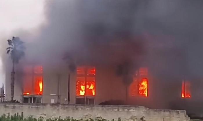 Incendio a Brancaccio: in fiamme un ex ristorante vicino a un distributore di benzina, nella zona del centro commerciale Forum