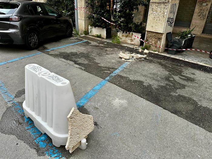 Piazzale Ungheria, una lastra di marmo si stacca dalla facciata a causa del forte vento: danneggiate due auto, transennata l'area