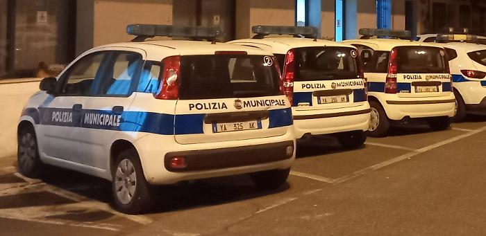 Contestano una sosta vietata e vengono accerchiati: feriti due vigili urbani