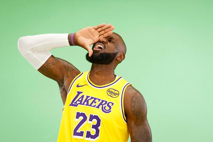 LeBron non invecchia, la storia s&igrave;: tripla doppia da record a 41 anni. Holiday e i &ldquo;nuovi&rdquo; Blazers piegano Utah