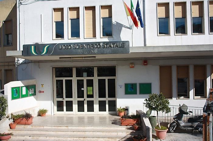 Tensione al liceo scientifico di Ragusa: studente aggredisce un collaboratore scolastico