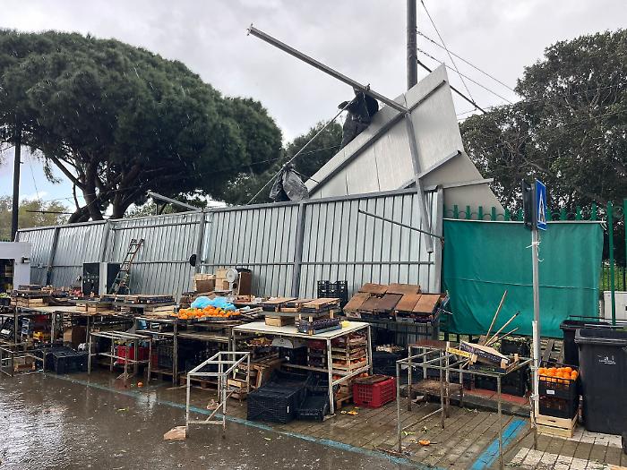 Il Vascone sotto assedio: maltempo distrugge i box provvisori, monta la protesta