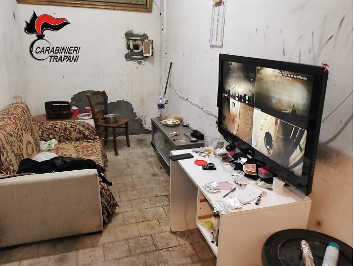 Blitz notturno: smantellato un bunker di spaccio con videosorveglianza,  ci sono degli arresti