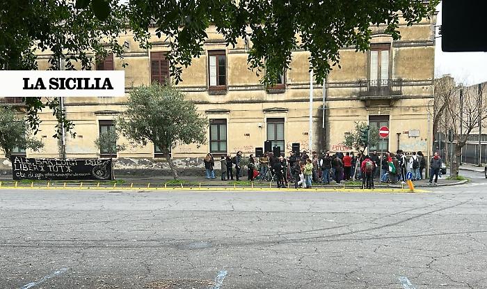 "Ale, Bar, Luigi. Liberi tutti": in piazza Lanza la protesta per i tre anarchici in carcere