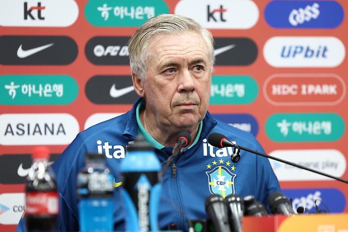 Carlo Ancelotti protagonista anche fuori dal campo: il ct del Brasile al Carnevale di Salvador, gli artisti: &laquo;Convoca Neymar&raquo;