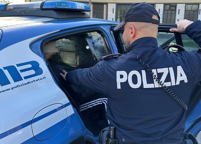 Minaccia vigilantes con un bastone dopo aver sottratto carburante da un tir: arrestato