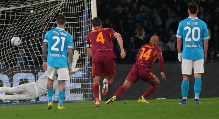 Malen show, ma il Napoli non muore mai: 2-2 spettacolo al Maradona