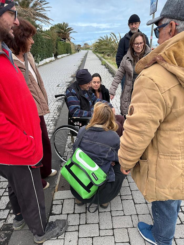Continua l'odissea ambulanze a Stromboli, anziano costretto in carrozzina sotto la pioggia