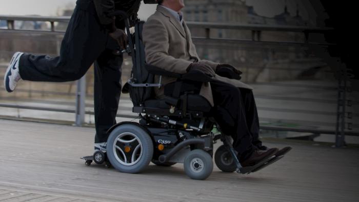 Un km sulla carrozzina spinto da un familiare per raggiungere l'elipista: a Stromboli ambulanza ancora ferma