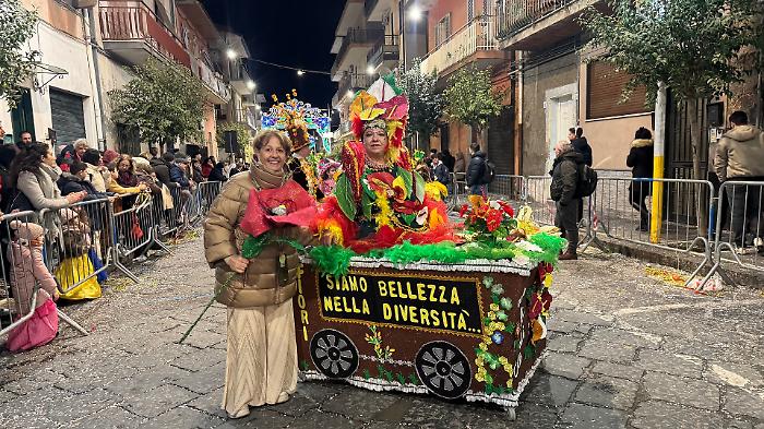 A Misterbianco il Carnevale inclusivo dei ragazzi autistici e con sindrome di Down: sfilano in maschera vestiti da fiori 