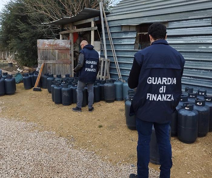 Scoperto un deposito abusivo (e pericolo) di bombole Gpl a Scicli: imprenditore denunciato dalla GdF