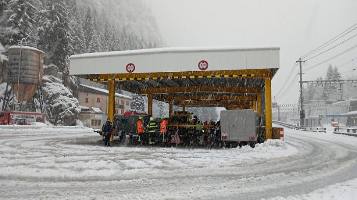Treno deraglia in Svizzera per una valanga: ci sono feriti, soccorsi sul posto