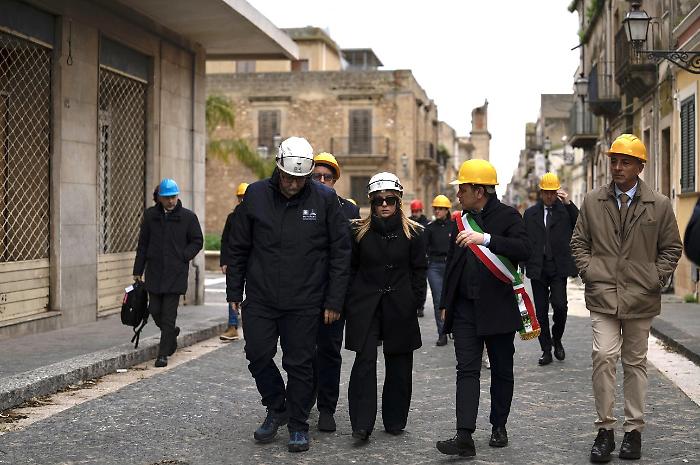 &laquo;Lo Stato c'&egrave;&raquo;, dice Meloni sulla frana Niscemi. Ma M5S e Pd chiedono chiarezza